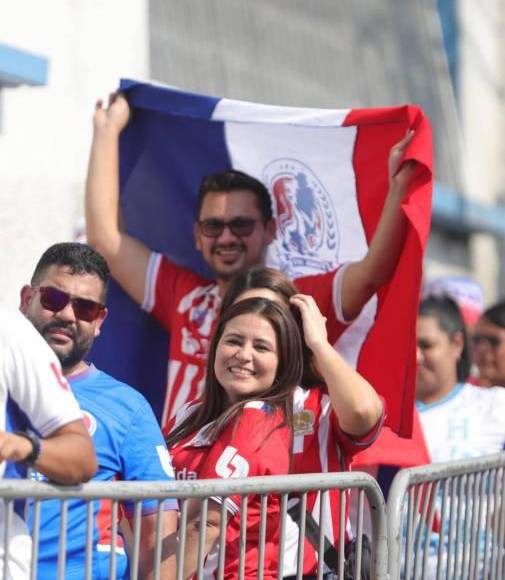 ¡Solo bellezas! Estadio Nacional se llena de lindas chicas para final de Olimpia ante Marathón