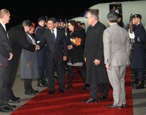 Presidente de Honduras llega a Alemania, invitado por Angela Merkel