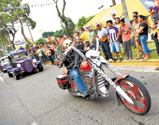 Desbordante alegría y belleza en desfile de carrozas en SPS