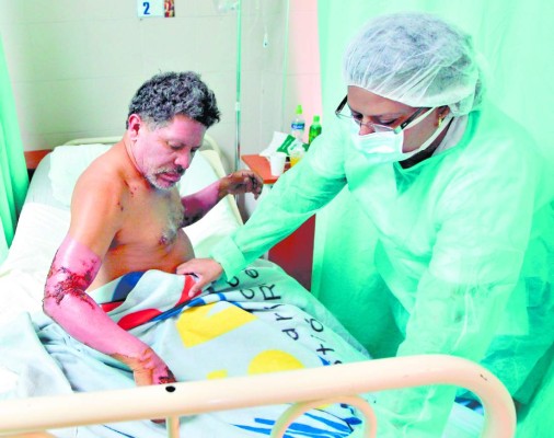 'Metí las manos para que ella no se quemara”