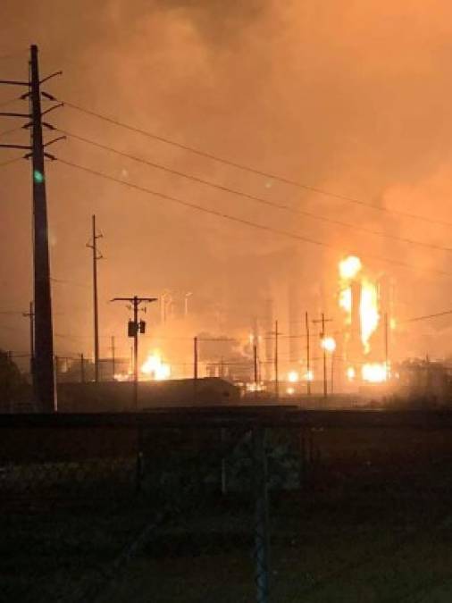 Las imágenes que deja la explosión en una planta petroquímica de Texas