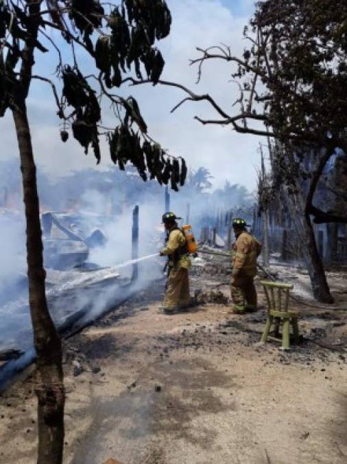 Imágenes del voraz incendio que consume Little French Key en Roatán