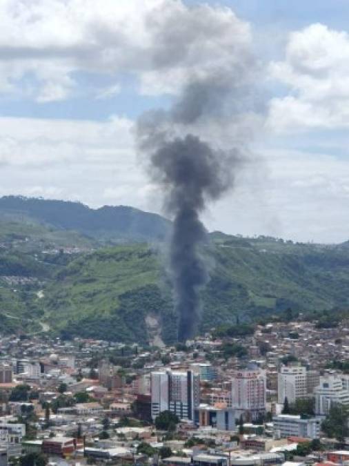 Las fotos que dejó el voraz incendio que consumió al menos cinco vehículos en un taller en la capital