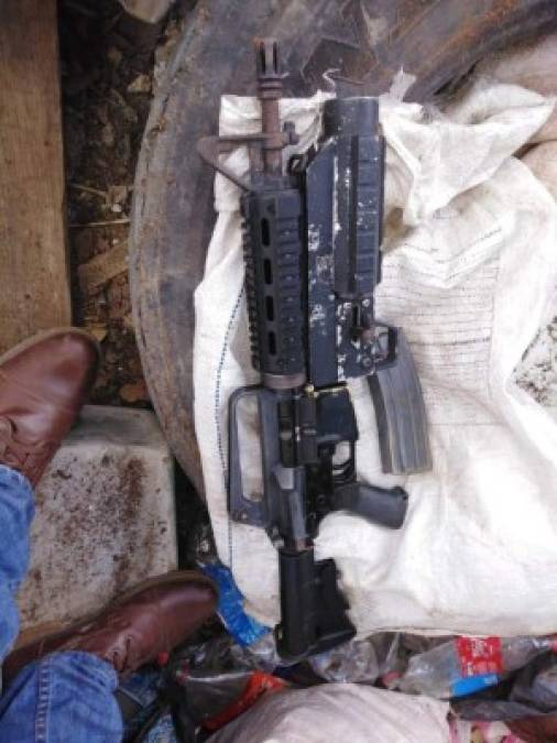 FOTO: Pandilla 18 tenía guarida en escuela de la Planeta; hallaron armas y uniformes militares