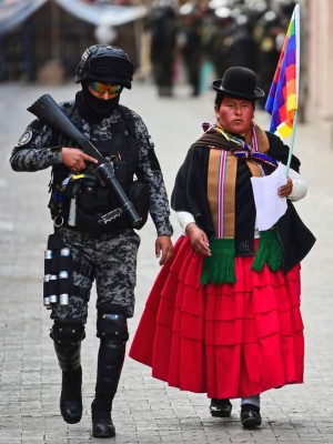 Bolivia sumida en protestas tras renuncia de Evo y autoproclamación de Añez
