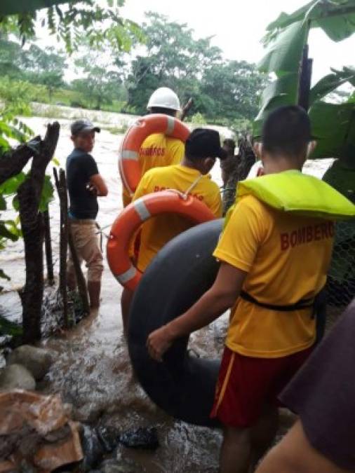 Dramático rescate de familias afectadas por el huracán Eta en Honduras (FOTOS)