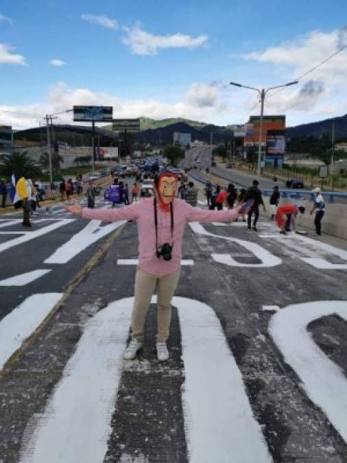 '¿Dónde está el dinero?': hondureños remarcan grafiti contra la corrupción (FOTOS)