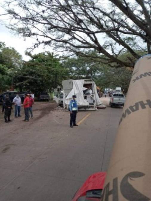 Daños y tráfico infernal: el accidente de rastra con UCI del hospital móvil de Juticalpa