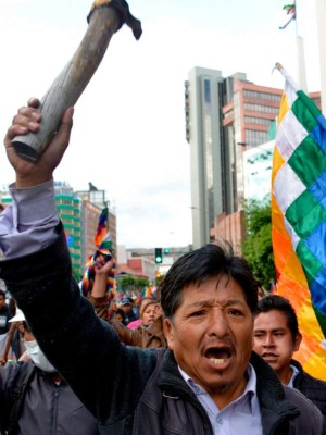 Bolivia sumida en protestas tras renuncia de Evo y autoproclamación de Añez