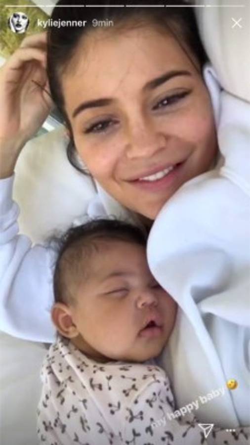 Kylie Jenner posa junto a su hija Stormi sin una gota de maquillaje