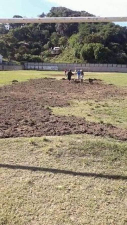 Tras críticas de Nahún Espinoza, 'arreglan' estadio Julio César Galindo de Roatán