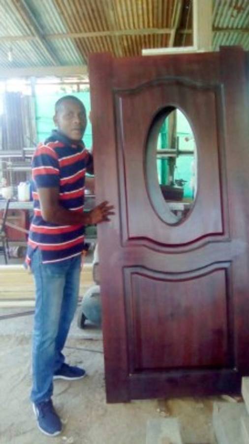 El defensa hondureño Dilmer Gutiérrez se refugia en la ebanistería