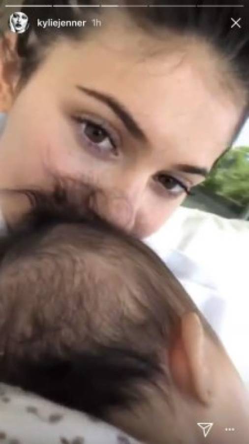Kylie Jenner posa junto a su hija Stormi sin una gota de maquillaje