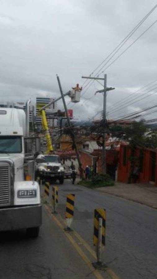 Empresa Energía Honduras atiende daños en red de Distribución eléctrica provocados por camión