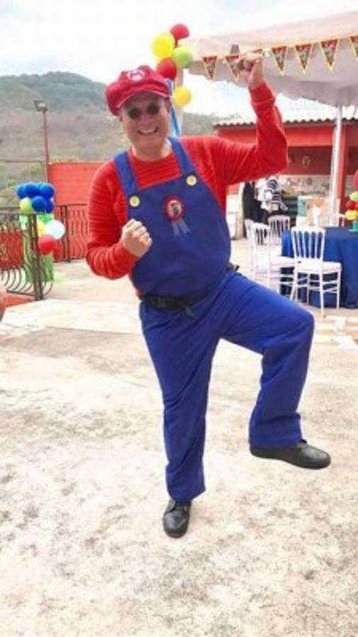 Periodista Esdras Amado López se disfraza de Mario Bros para celebrar el cumpleaños de su hijo