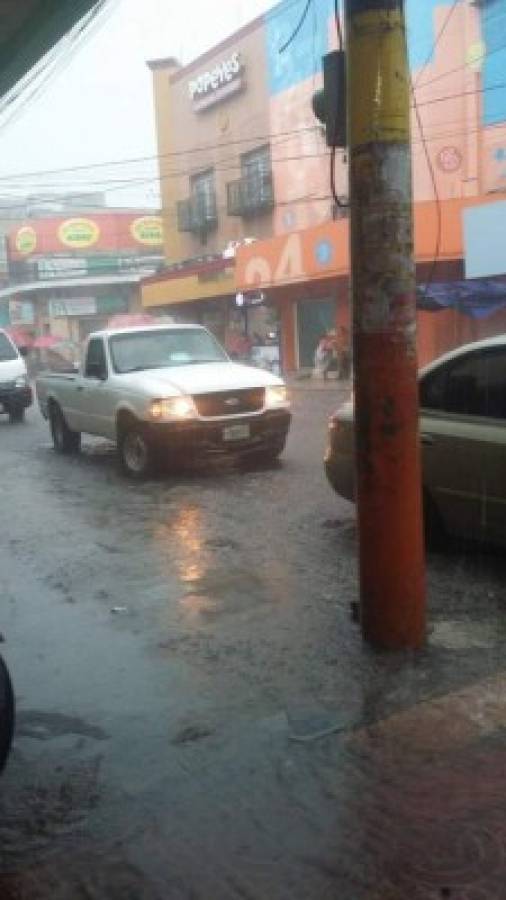 Fuertas lluvias dejan calles inundadas en el norte de Honduras