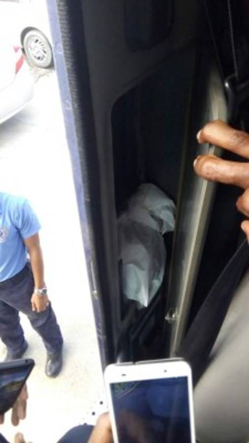 Decomisan dos paquetes con 100 mil dólares ocultos en una rastra en Puerto Cortés