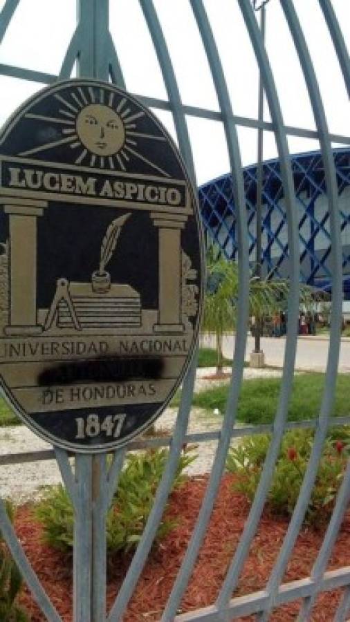 Autoridades entregan la UNAH a estudiantes que realizan toma