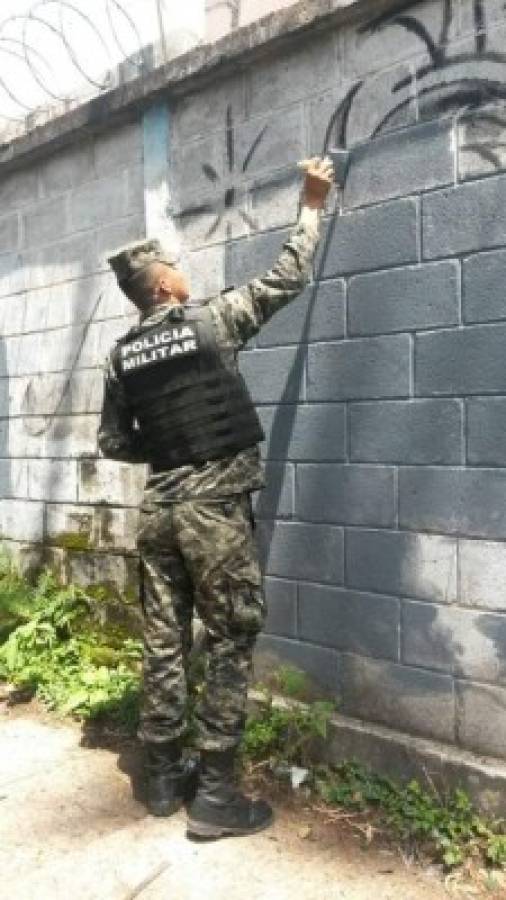 Policías pintan paredes del Saúl Zelaya Jiménez
