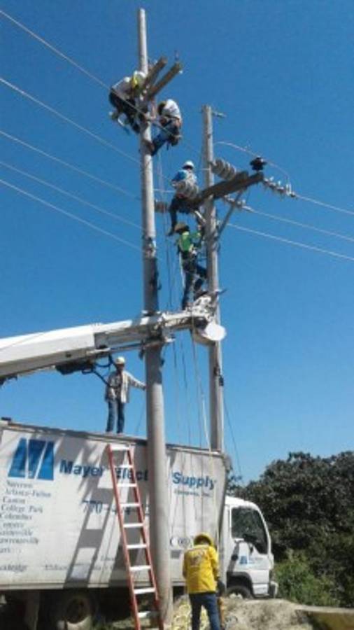 Diez postes dañados en lo que va de esta semana por choque de vehículos