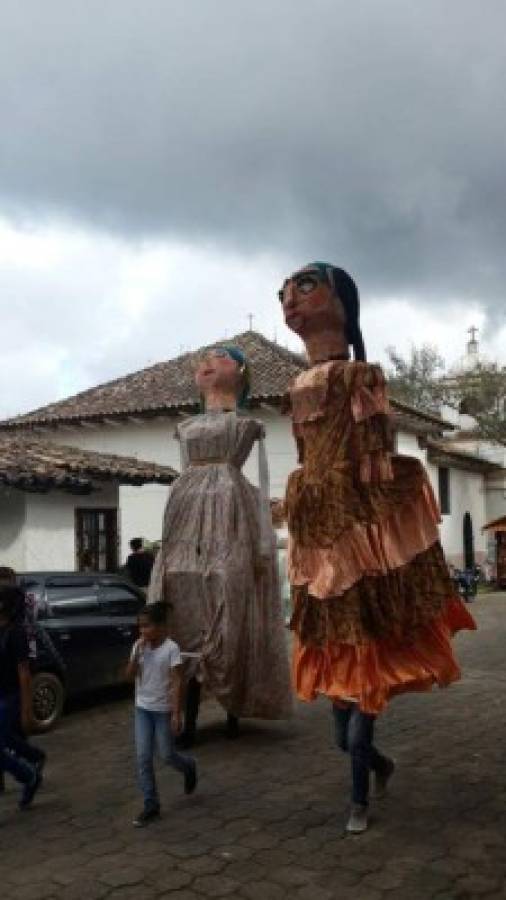 Mojigangas y desfile en feria cultural de Valle de Ángeles