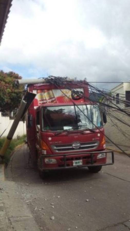 Camión deja caer cuatro postes en la colonia Las Minitas de la capital de Honduras