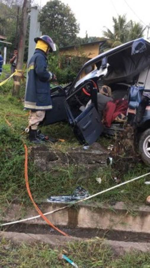 Tres personas muertas al impactar vehículo contra un camión en Comayagua