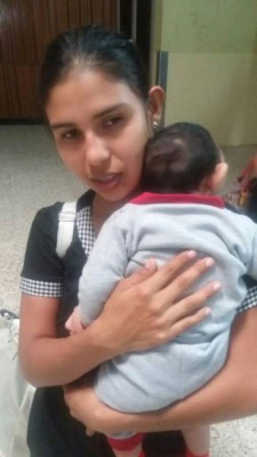 La joven madre y su pequeño hijo acuden a citas médicas regularmente al HEU (Foto: El Heraldo Honduras/ Noticias de Honduras)
