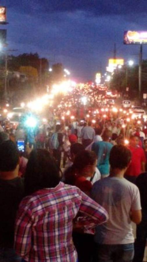Marcha de antorchas contra saqueadores de IHSS