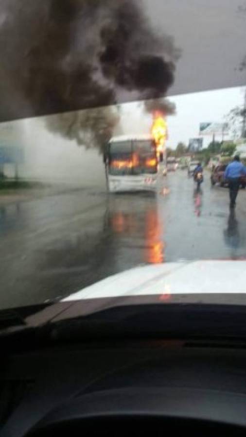 Mueren dos delincuentes y mujer en ataque a bus de transporte Cristina en La Ceiba