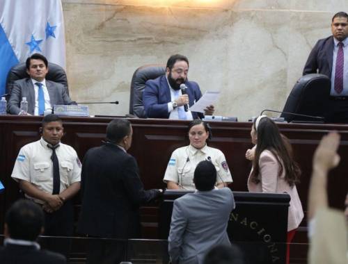 Luis Redondo leyendo el análisis jurídico en el que se aferró para no tramitar la renuncia de Salvador Nasralla como designado presidencial.