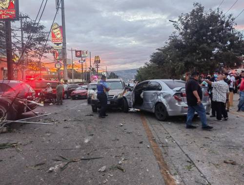 Un aparatoso accidente vial provocó severos daños en al menos seis vehículos en el bulevar Suyapa de Tegucigalpa, capital de Honduras. Estas son las primeras imágenes.