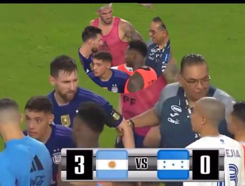 Momento exacto en el que el kinesiólogo Gerardo Mejía tomó del brazo a Lionel Messi para poder tomarse una foto al finalizar el partido amistoso entre Honduras y Argentina.
