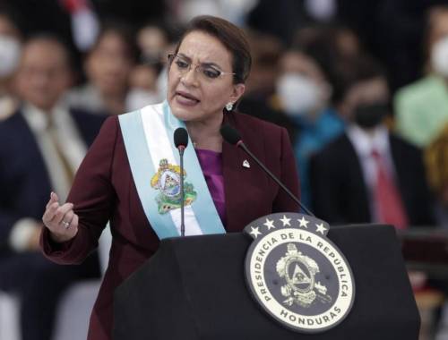 Para la población hondureña, la presidenta Xiomara Castro mantiene un alto nivel de simpatía porque ven en ella una posibilidad de mejorar la crisis financiera y social que enfrenta el país.