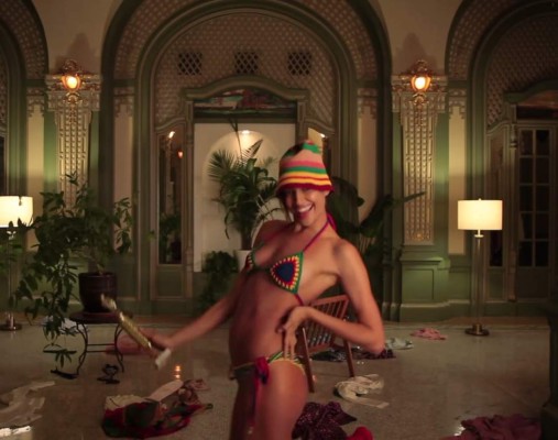 Irina Shayk realiza striptease