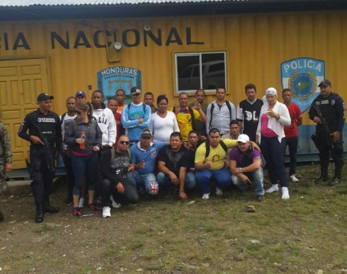 Policías detienen a 22 cubanos