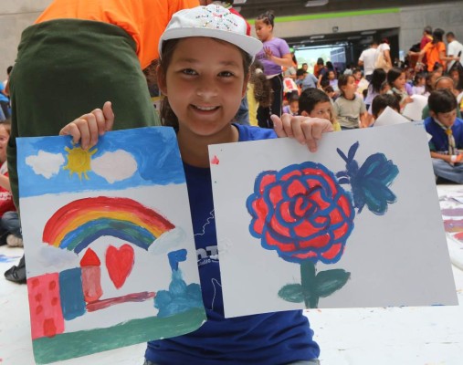 Niños llenan de color a Tegucigalpa