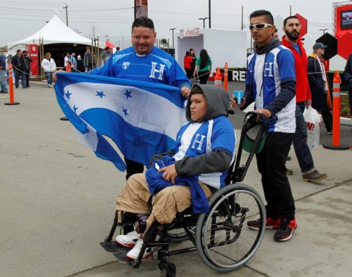 Los aficionados catrachos llegan a gritar por la Selección de Honduras