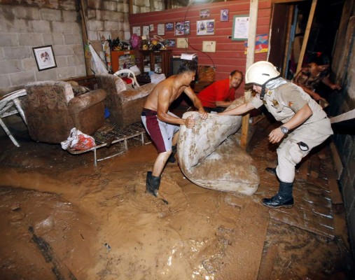Casas inundadas y calles anegadas por fuertes lluvias en la capital de Honduras