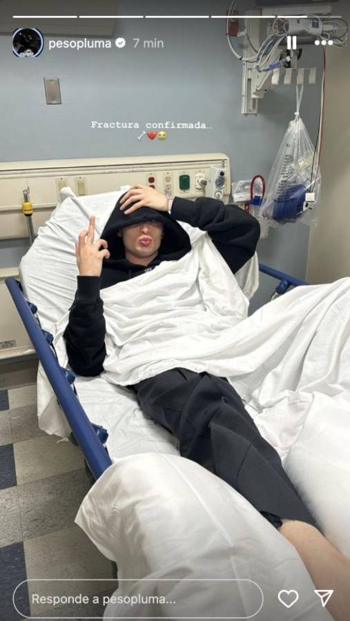 Aunque no se especificó la ubicación exacta de la lesión, se presume que podría estar en su pierna o pie, ya que ambas extremidades estaban cubiertas en las imágenes compartidas.