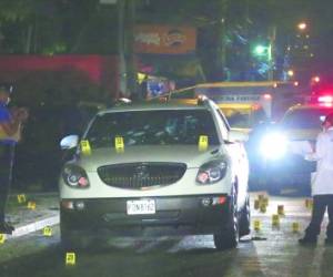 Al menos 100 casquillos fueron contabilizados por las autoridades de la Dirección Policial de Investigaciones (DPI) durante el levantamiento de las dos víctimas.