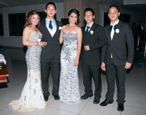 Elegancia en baile de graduación de la Macris School