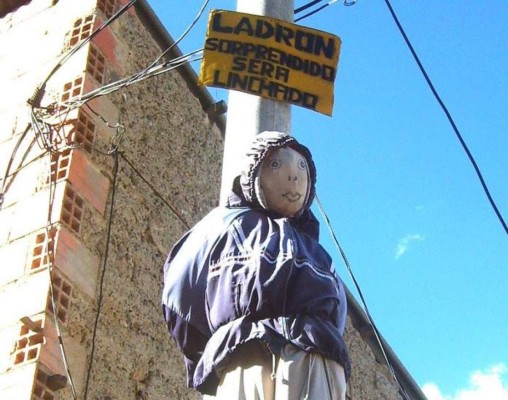 Bolivia: muere mujer atada por una turba a un árbol plagado de hormigas