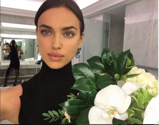 Las sensuales fotos de la modelo Irina Shayk en bikini con un burro