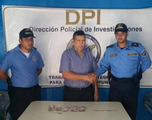 Policía entrega dinero a hondureño que se había accidentado