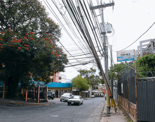 Poste a punto de ceder sobre transeúntes