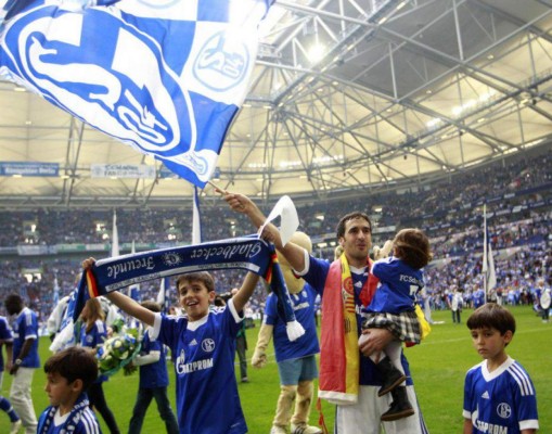 Raúl González anuncia su retiro de las canchas