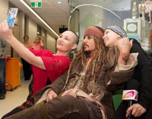 Johnny Depp como 'pirata' visita hospital infantil