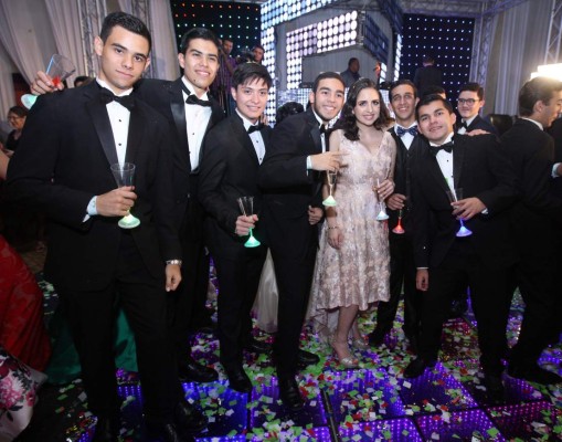 Un brindis por los seniors que dijeron adiós a la Academia Los Pinares