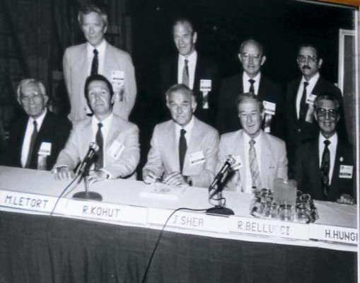 'La política no se trata de ideologías extremas'